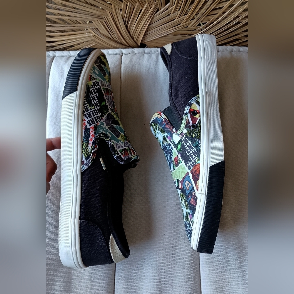 Toms Marvel Mens Black and Colorful Graphic Sneakers_12 - Picture 6 of 7